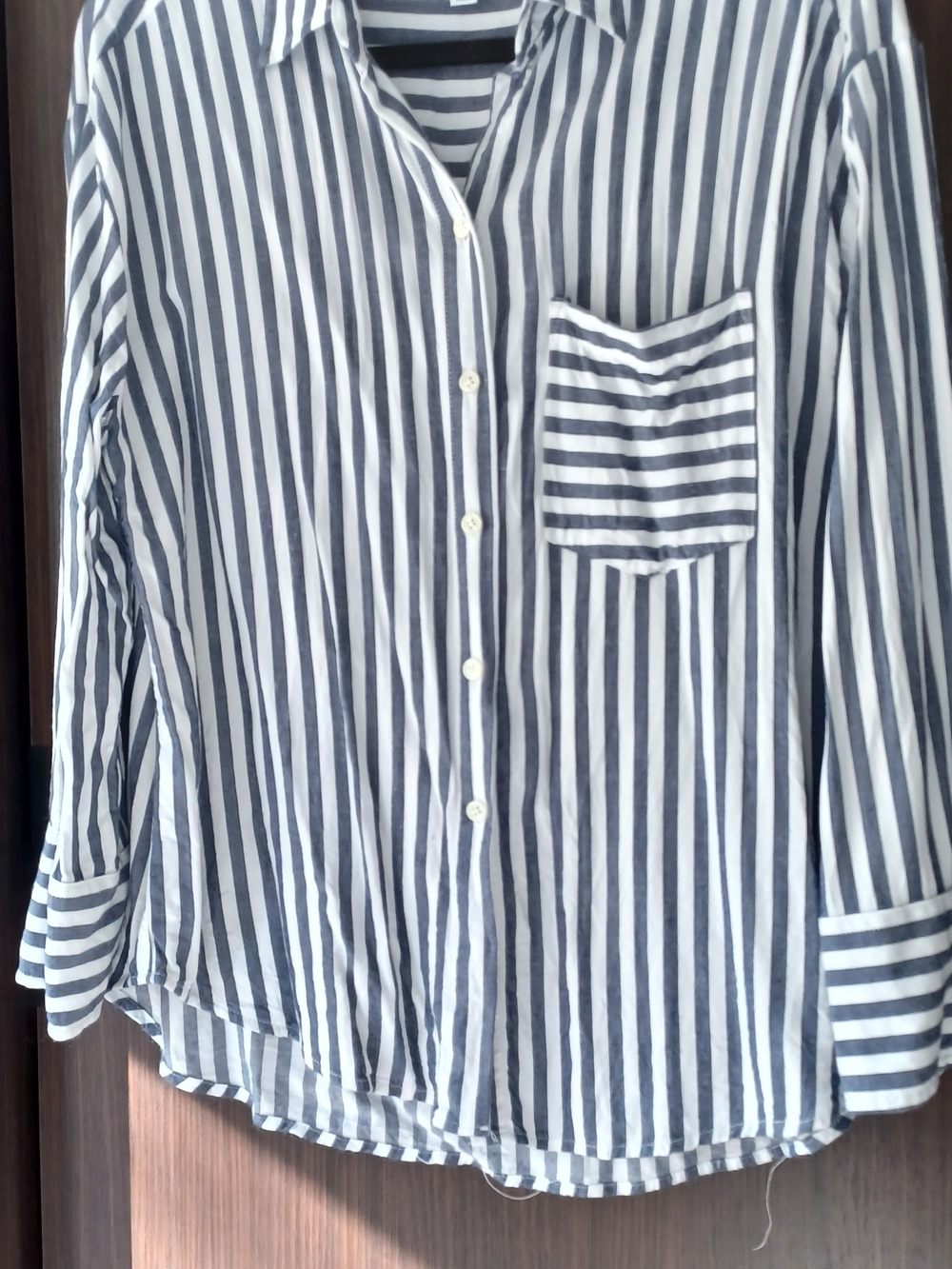 Nice Striped Button-Up Shirt in White and Navy